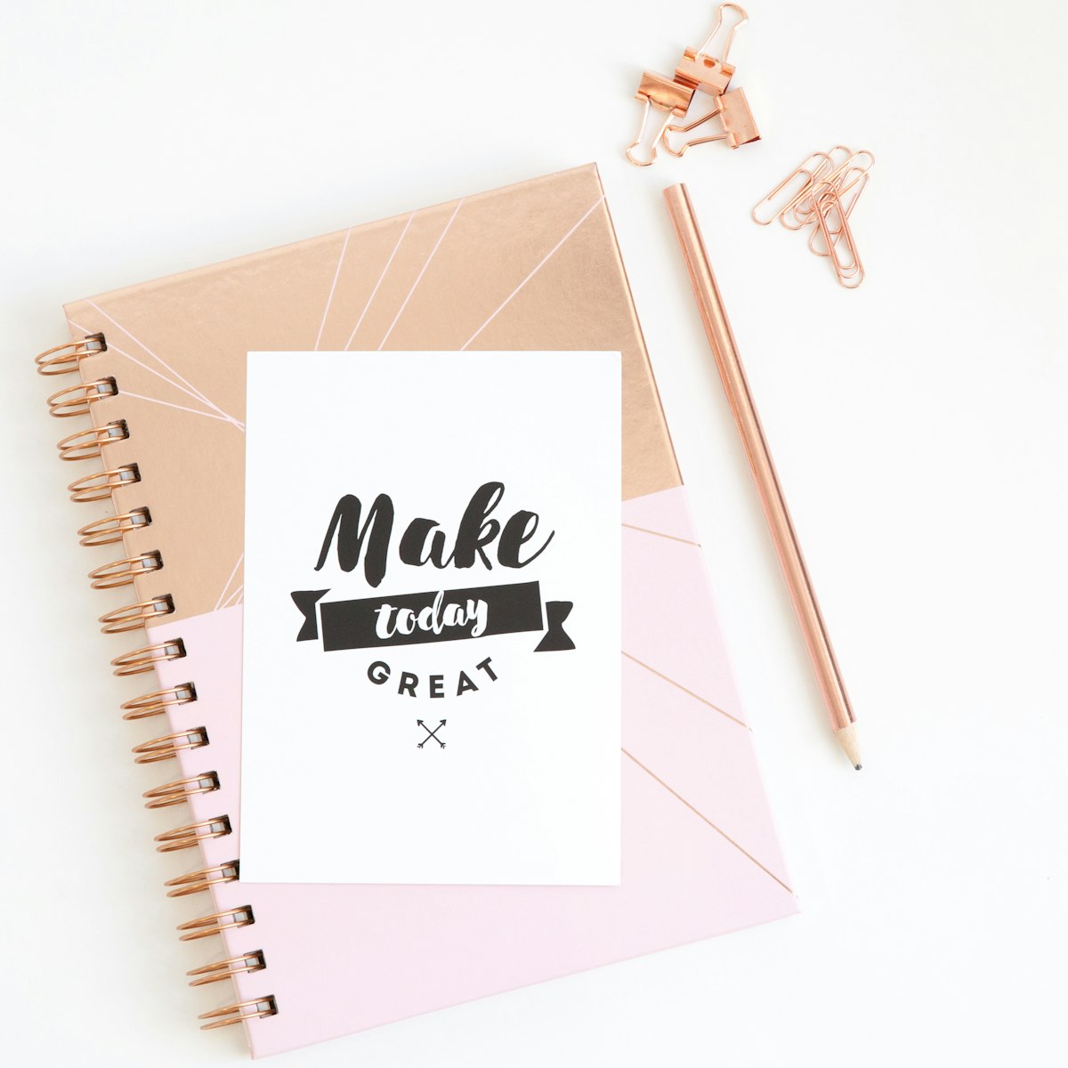 Bloc de notes adhésives personnalisé avec en-tête imprimé au logo, une feuille qui se décolle, devant un carnet à couverture imprimée avec marque-pages colorés