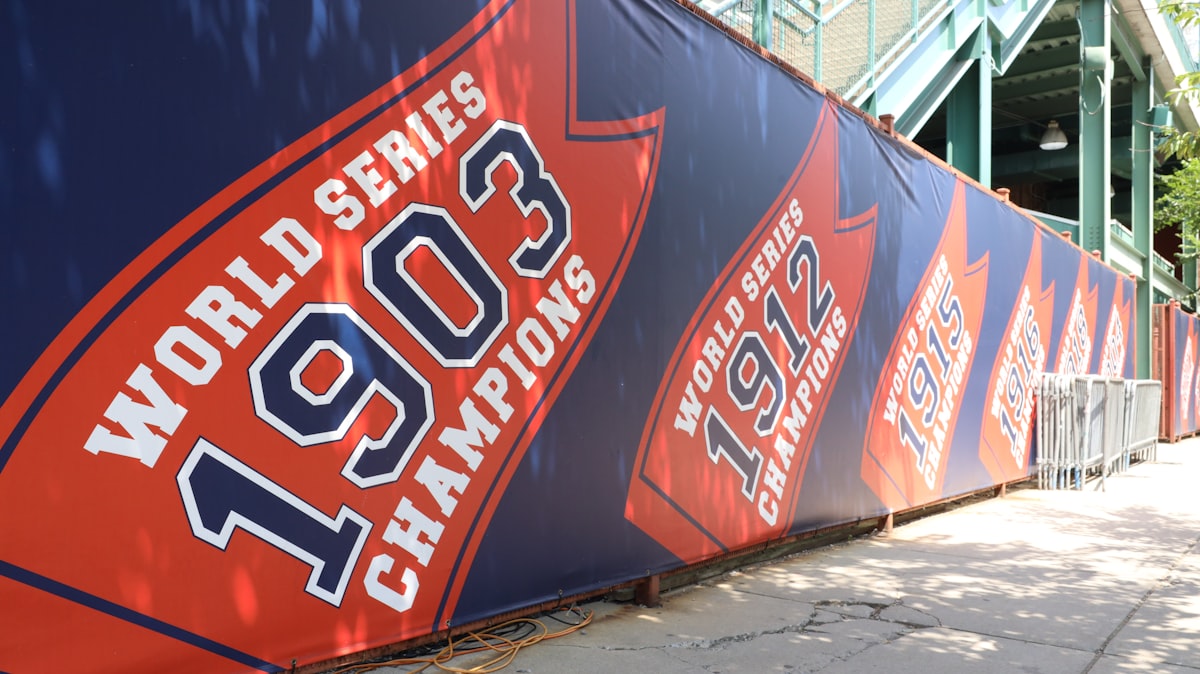 Bâche publicitaire installée sur une façade de commerce