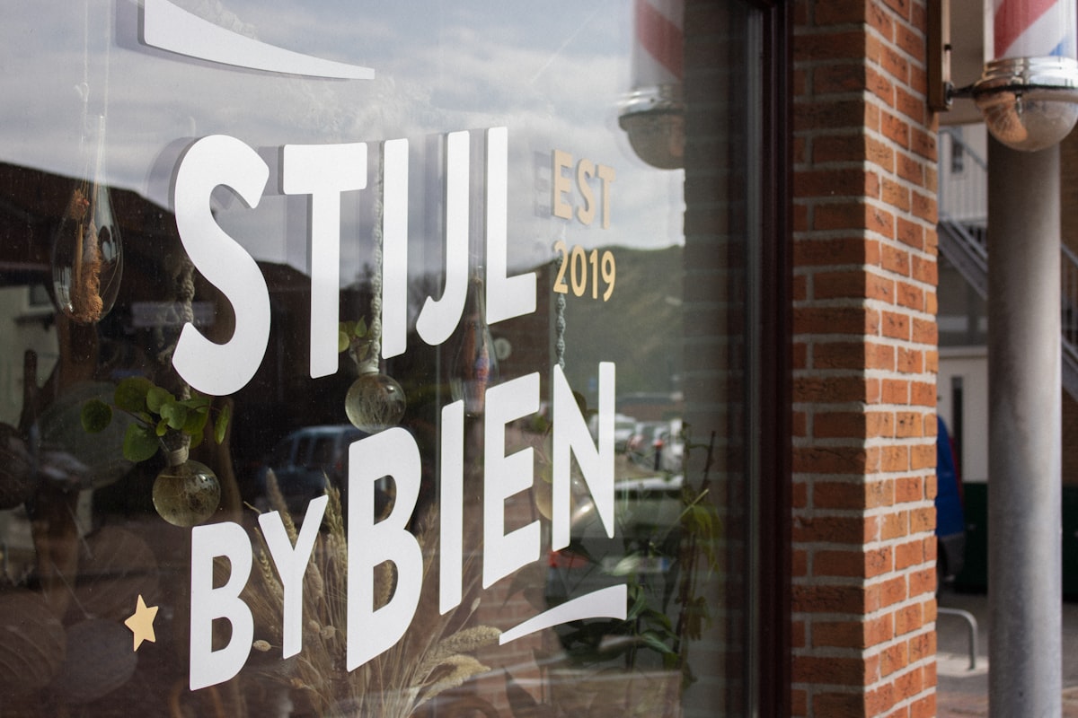 Lettrage adhésif vitrine personnalisé imprimé par ReflexPrinting